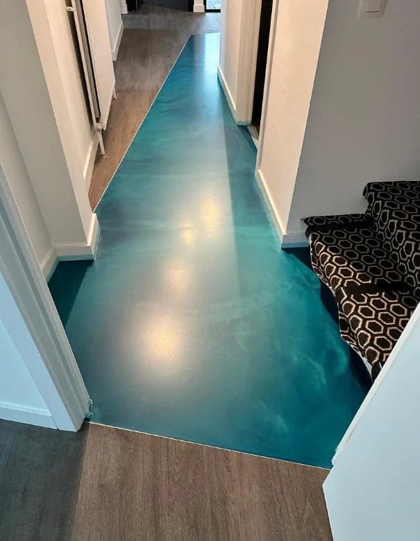 Couloir d'appartement en résine turquoise brillante qui reflète la lumière