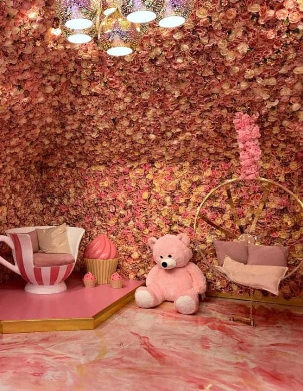 Studio photo décoré de fleurs roses, sol en résine marbrée rose
